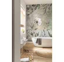 Baie luminoasă cu cadă, covor și tapet floral