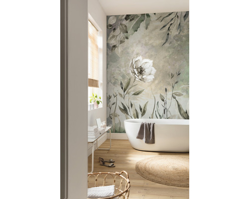 Baie luminoasă cu cadă, covor și tapet floral