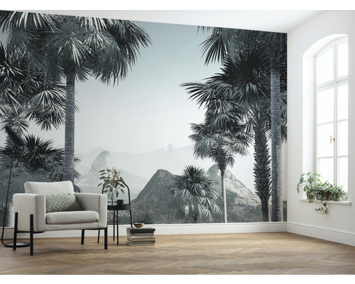 Cameră de zi cu fototapet cu motiv de palmieri și fotoliu