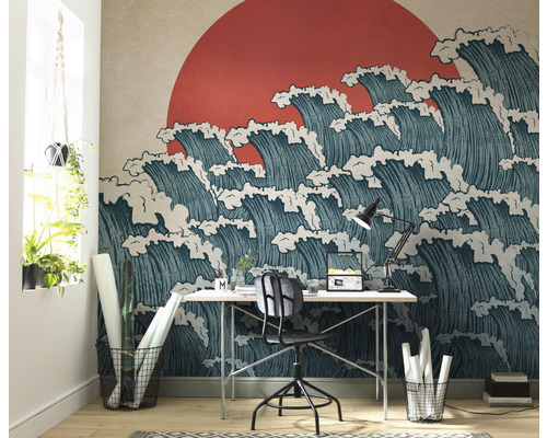 Birou cu fototapet cu model de valuri și soare roșu.