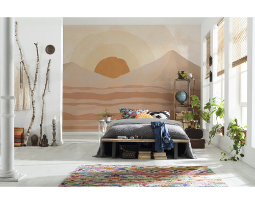 Dormitor luminos cu pat, tapet cu model și elemente decorative