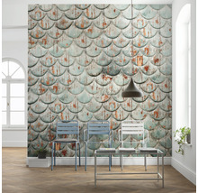 Interior decorativ cu tapet de perete cu model de solzi de pește, scaune și măsuță laterală.