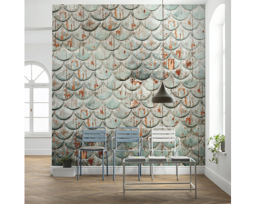 Interior decorativ cu tapet de perete cu model de solzi de pește, scaune și măsuță laterală.