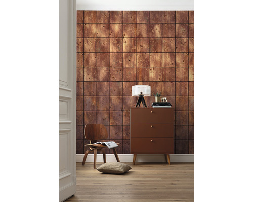 Cameră de zi cu tapet de perete cu aspect de faianță, comodă și scaun de lemn