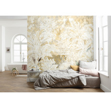 Cameră de zi cu tapet de junglă care prezintă plante tropicale și un leopard