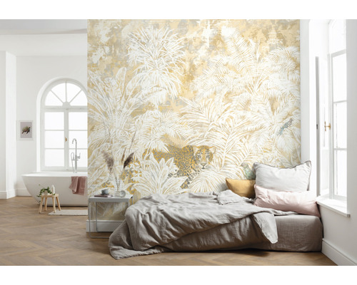 Cameră de zi cu tapet de junglă care prezintă plante tropicale și un leopard