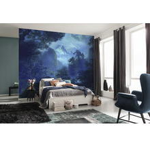 Dormitor cu fototapet care prezintă un peisaj forestier