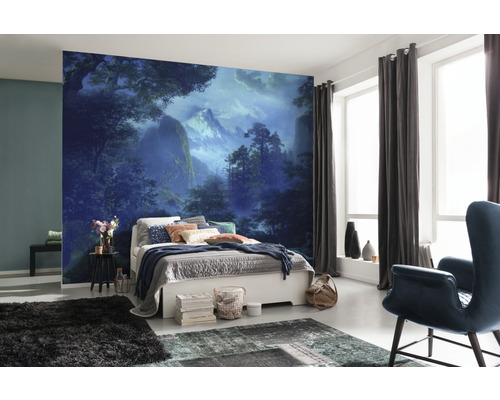 Dormitor cu fototapet care prezintă un peisaj forestier