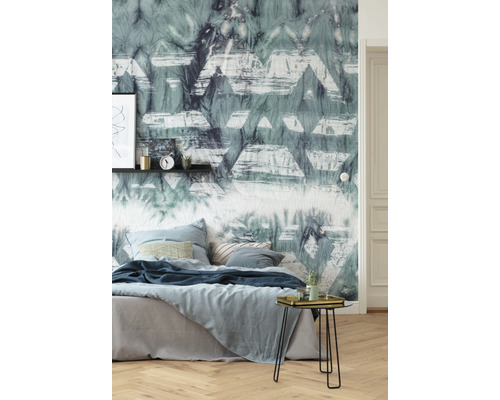 Dormitor cu tapet cu model, pat și măsuță laterală