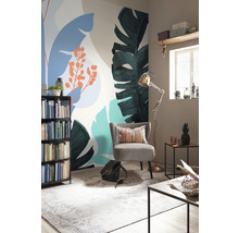 Cameră decorativă cu fototapet cu motive vegetale, fotoliu, bibliotecă și lampă de podea