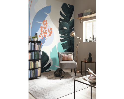 Cameră decorativă cu fototapet cu motive vegetale, fotoliu, bibliotecă și lampă de podea