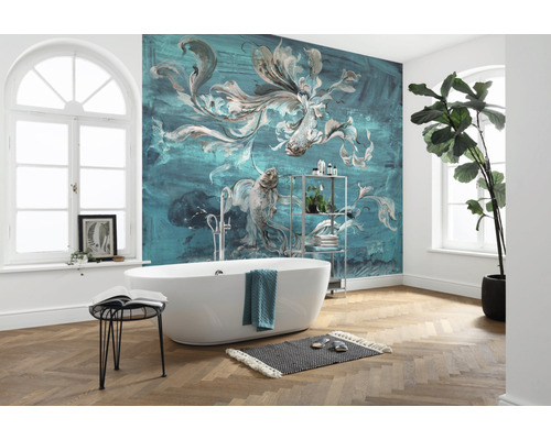 Baie cu cadă, raft, plantă și fototapet cu motive cu pești