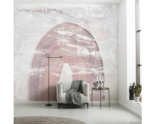 Cameră de zi cu tapet cu model, fotoliu, lampadar și măsuță laterală