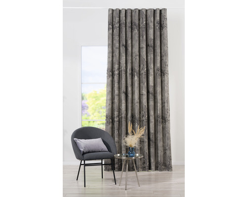 Cortină decorativă cu model lângă fereastră și fotoliu