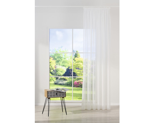 Cameră luminoasă cu fereastră, perdea și noptieră