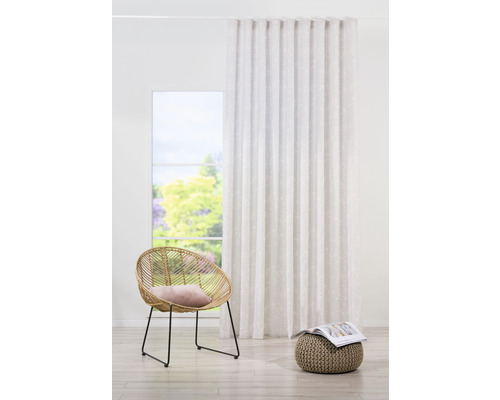 Cameră de zi decorativă cu perdea, scaun și taburet