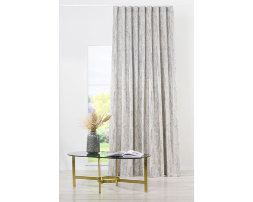 Cortină decorativă în fața unei ferestre lângă o masă cu o vază