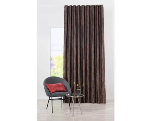 Perdea decorativă într-un living cu fotoliu și masă.