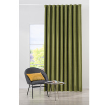 Cortină decorativă verde lângă scaun și masă