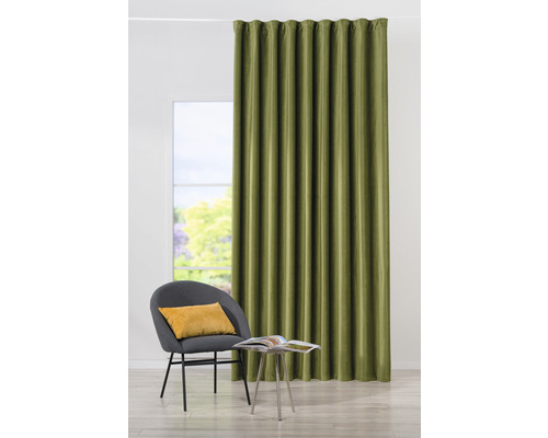 Cortină decorativă verde lângă scaun și masă