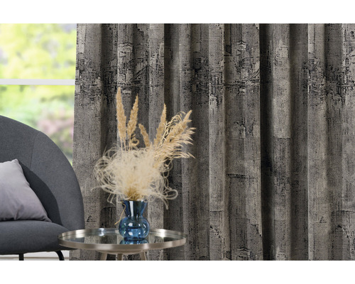 Perdea decorativă cu model abstract, fotoliu și masă