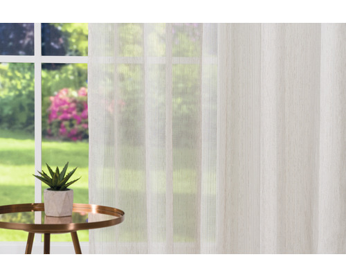 Material decorativ în fața ferestrei cu o plantă în ghiveci pe masă