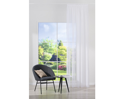 Cameră de zi cu fotoliu, măsuță laterală, fereastră și perdea