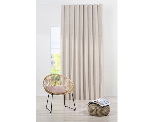 Cameră luminoasă cu perdea, fotoliu și taburet