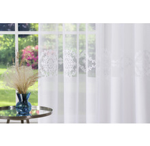 Șaluri decorative cu model în fața unei ferestre