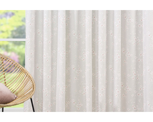 Șaluri decorative cu model floral în fața unei ferestre și a unui fotoliu