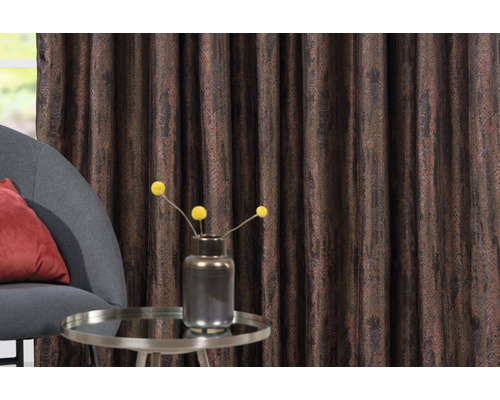 Cortină decorativă lângă un scaun și o masă