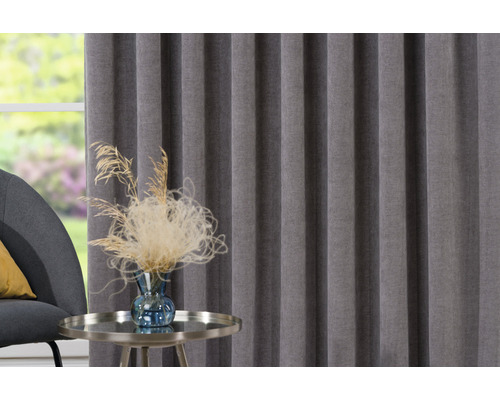 Ambient de living decorativ cu perdea, scaun și masă