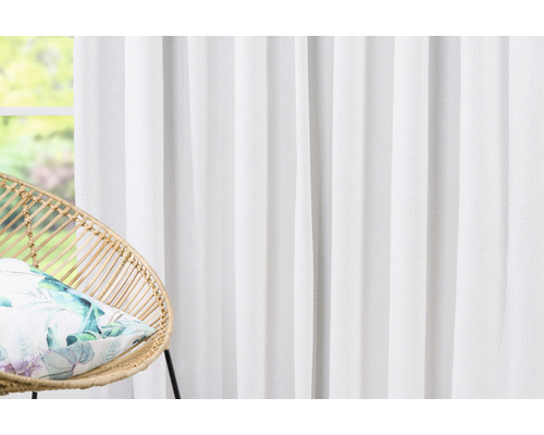 Cortină albă lângă un scaun din ratan