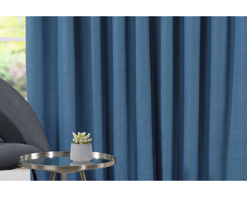 Șaluri decorative cu fotoliu și măsuță laterală în camera de zi