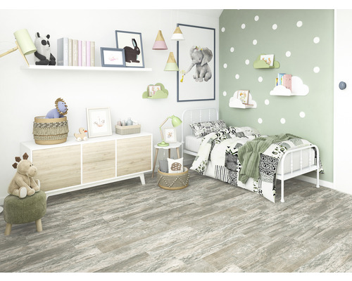 Cameră pentru copii cu pat, comodă și obiecte decorative