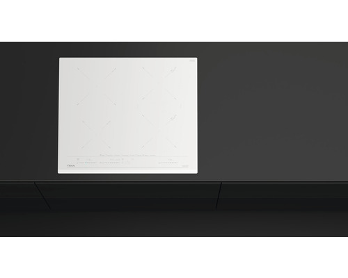 Plită ceramică albă cu patru zone de gătit într-un blat de bucătărie închis la culoare.