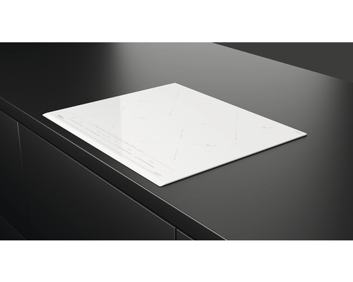 Plită cu inducție pe un blat de bucătărie