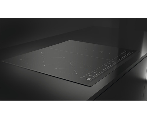 Plită cu inducție neagră cu patru zone de gătit pe un blat de bucătărie.