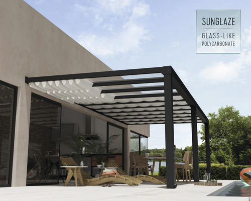 Terasa cu pergolă, protecție solară și mobilier de grădină.