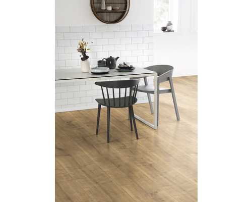 Cameră de zi cu podea din lemn, masă și scaune