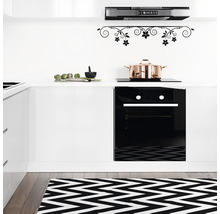 Bucătărie modernă cu dulapuri albe, cuptor negru și autocolant decorativ de perete