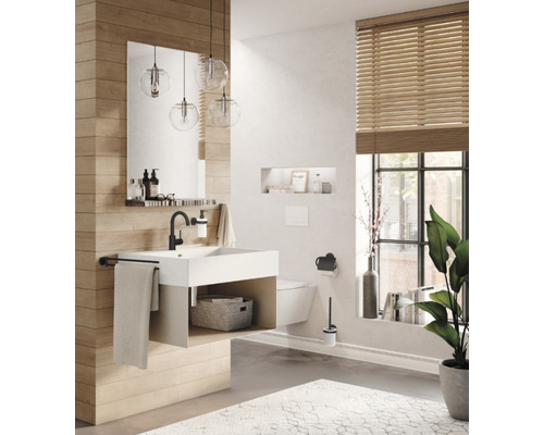 Baie cu lavoar, oglindă, toaletă suspendată și fereastră cu jaluzea