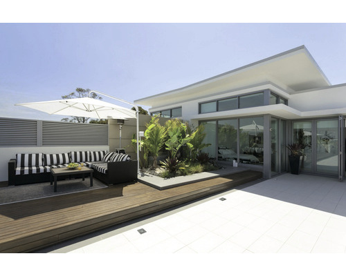 Terasa cu zonă de relaxare, umbrelă de soare, încălzitor și plante