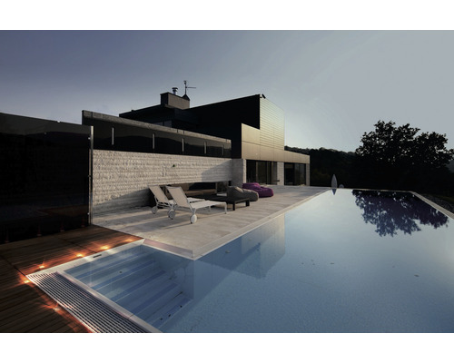 Casă modernă cu piscină și șezlonguri afară