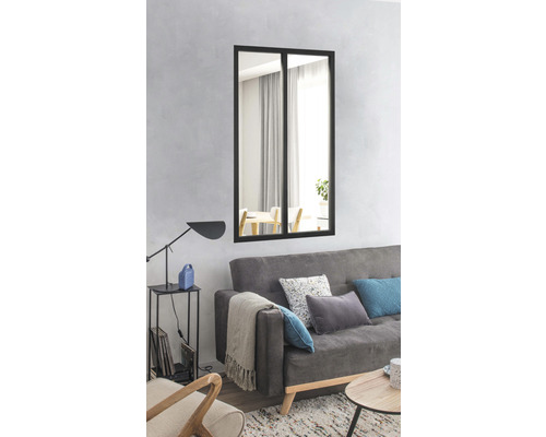 Living cu canapea, masă și oglindă dreptunghiulară cu ramă neagră