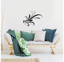 Autocolant de perete cu model floral deasupra unei canapele
