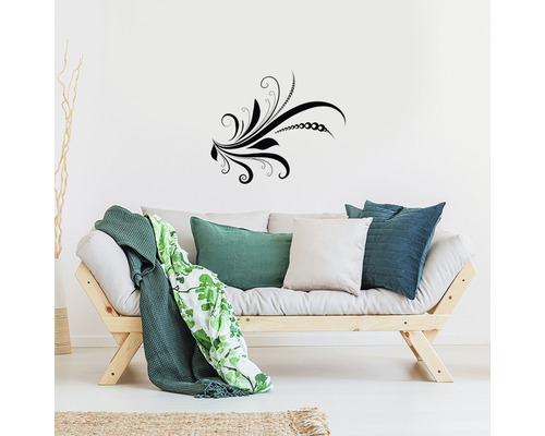 Autocolant de perete cu model floral deasupra unei canapele