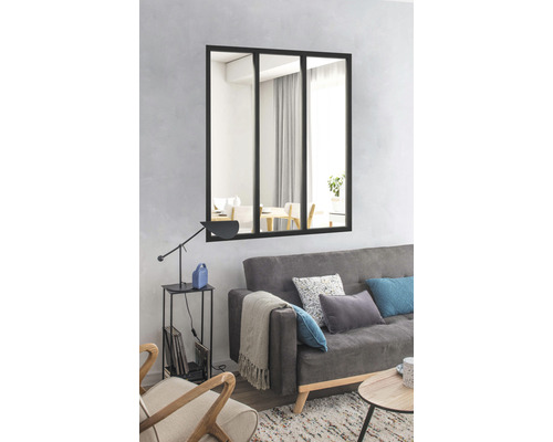 Cameră de zi cu oglindă cu trei suprafețe de sticlă, canapea și măsuță laterală