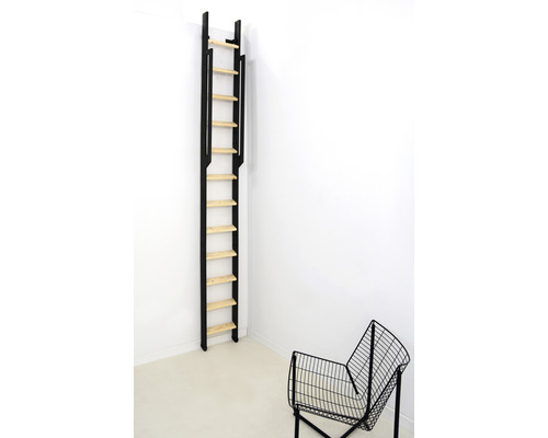 Vedere a camerei cu scară și scaun