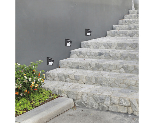 Scară exterioară cu lămpi solare pe perete